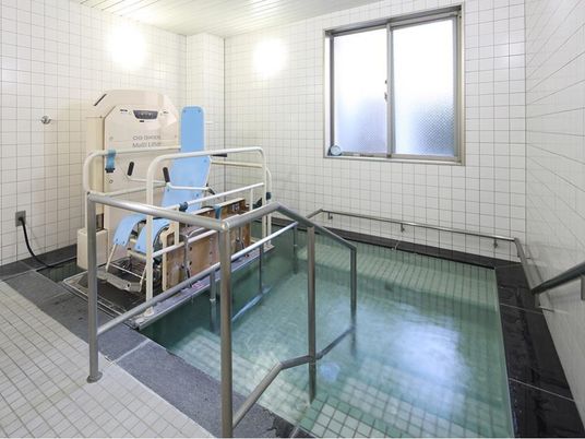 浴槽とリフトの浴室