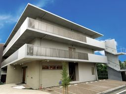 現代的な外観の建物
