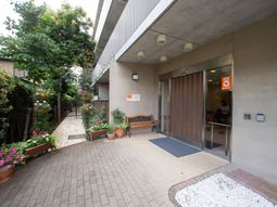 エントランスの緑豊かな風景