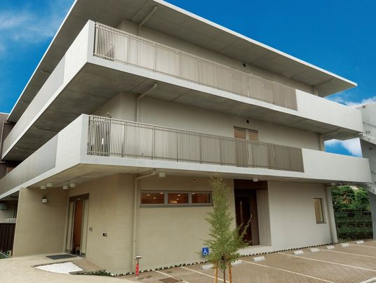 現代的な建物の外観