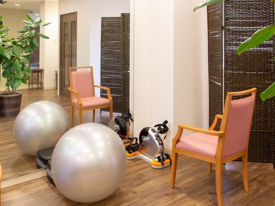 リハビリ機器と椅子の空間