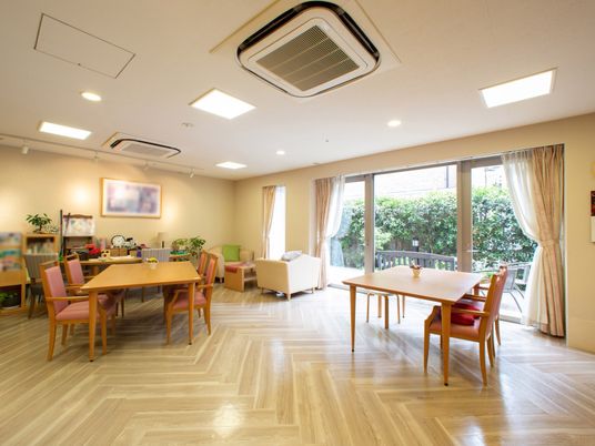 共有スペースの明るい居室