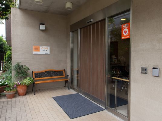 エントランス前のベンチ