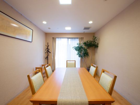 明るいテーブルと椅子