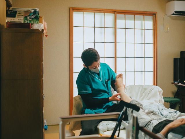 ケア中の居室 居室 自然光が入る居室でリラックスしたケアが行われています。和やかな環境で心地よさが感じられます。