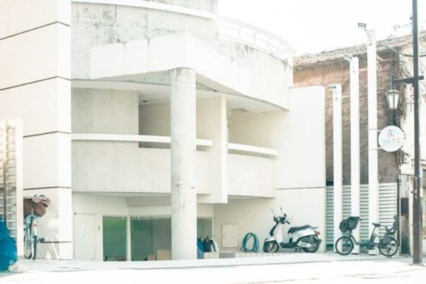 バイク置き場付き建物外観