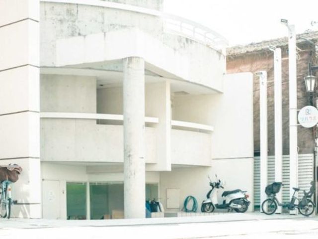 バイク置き場付き建物外観 外観 建物の入口近くには、複数のバイクを駐輪できるスペースが用意されています。