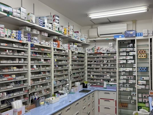 薬剤棚のある調剤室  