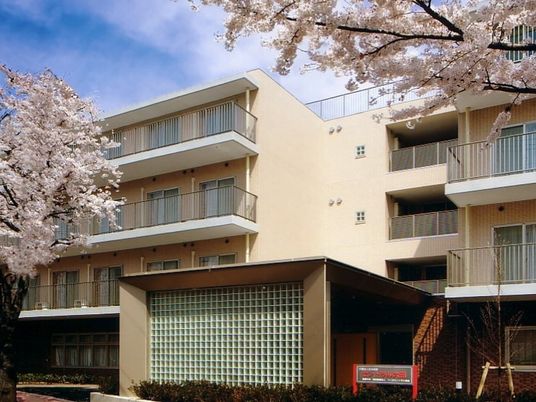 桜に囲まれた建物外観  