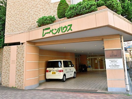 施設のエントランス外観  