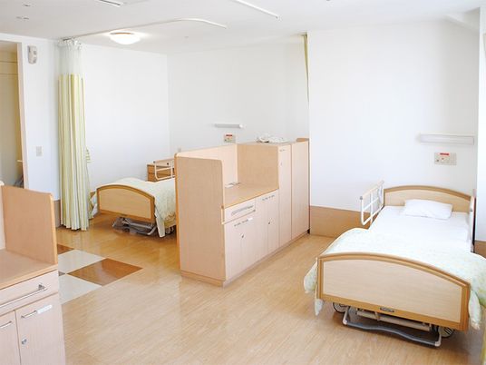 明るい居室のベッド  
