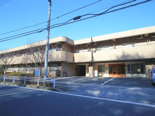 明るい外観の建物エントランス