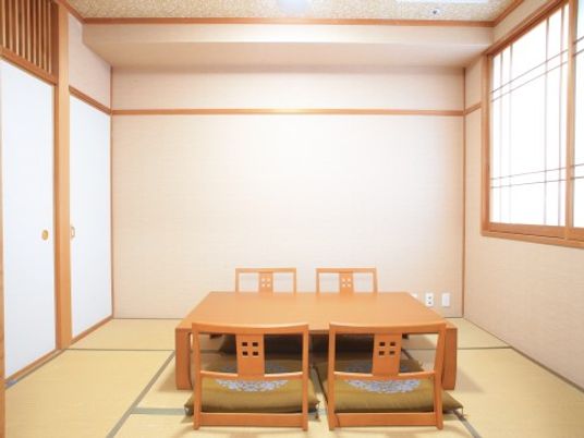 明るい和室の一角