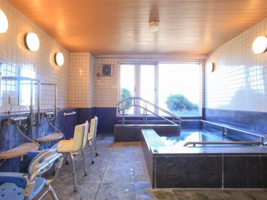 広々とした明るい浴室