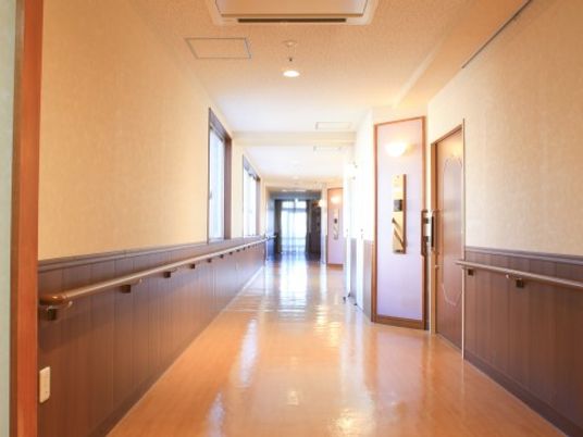 明るい廊下の風景