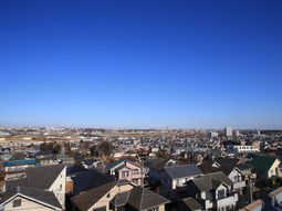 広がる住宅街と青空