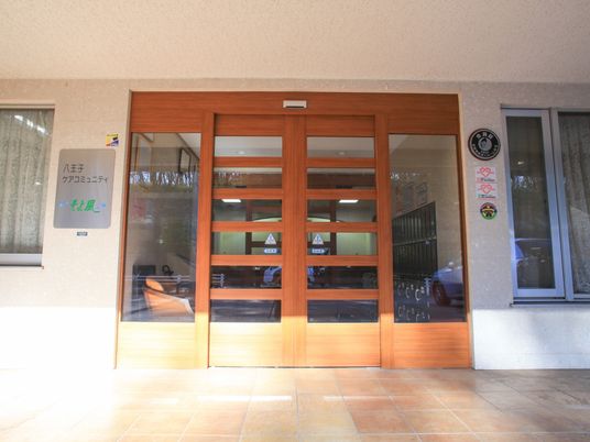  エントランス木目調の扉  