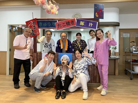 和やかなイベントのスタッフ