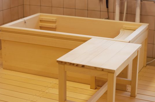 木製の浴槽がある浴室