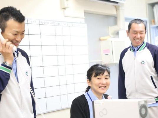 スタッフが話す事務室  