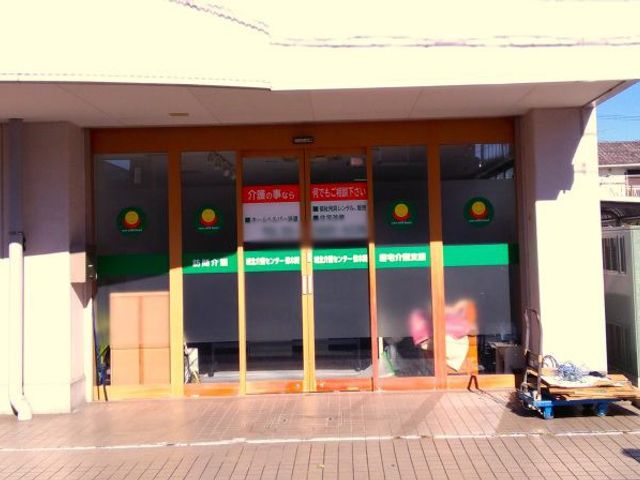 広々とした入口 エントランス 明るく広々とした入口です。玄関は車椅子でも通りやすい設計になっています。