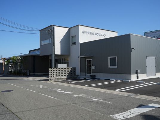 明るい外観の建物  