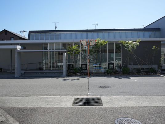 明るい外観の建物  