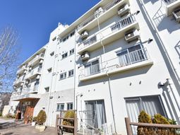 白い建物の外観