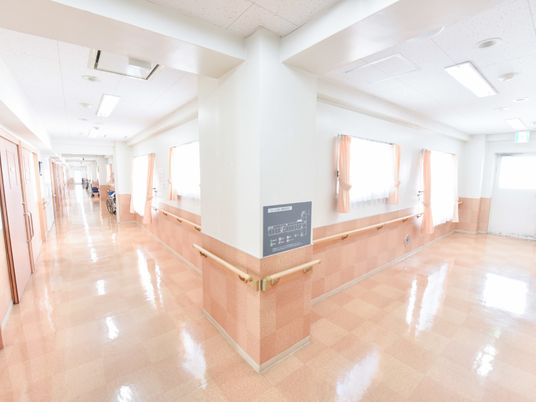 明るい廊下の光景