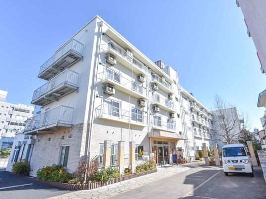 明るい外観エントランス