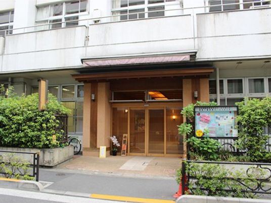 施設の正面玄関  