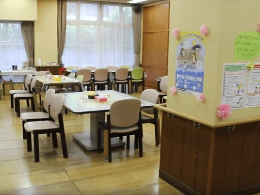 明るい食堂のテーブル席  