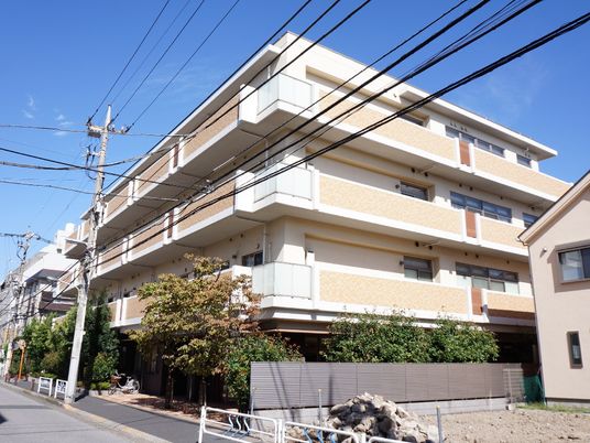 多階建て建物エントランス