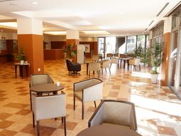 広く明るい待合室