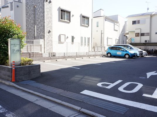 駐車場が見える外観