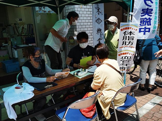 人々が集う屋外スペース 外観 賑やかで温かい交流が行われている屋外の様子です。参加者同士のコミュニケーションが活発です。