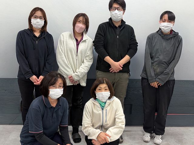 和やかなスタッフたち スタッフイメージ 親しみやすそうなスタッフたちが笑顔でお迎えします。働きやすい雰囲気を感じられます。
