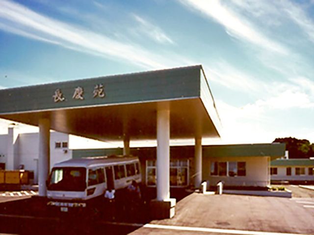 広い駐車場の外観 外観 日差しが降り注ぐ開放的なエントランスです。バスが停められる広めの駐車スペースがあります。