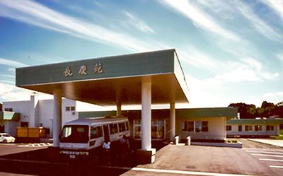 広い駐車場の外観