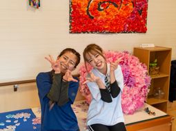 人と花でにぎわう空間