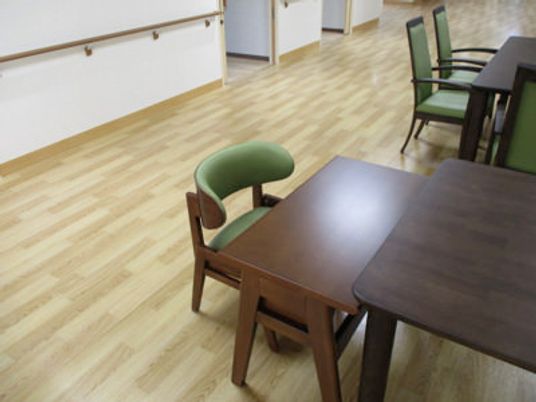 木製家具が並ぶ空間