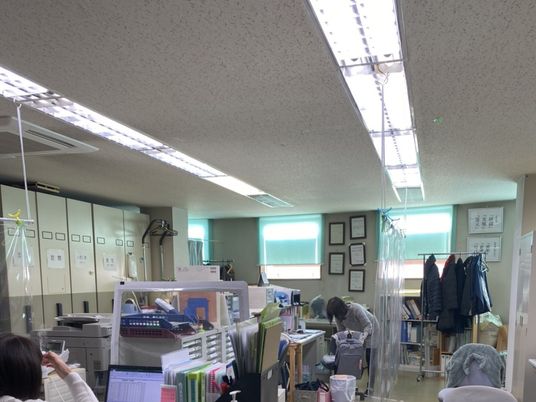 明るい事務室  
