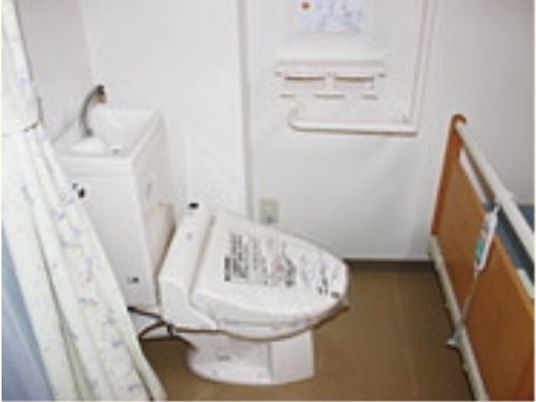 清潔な居室のトイレ