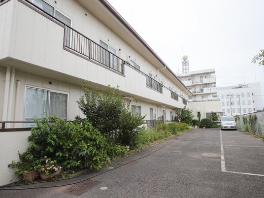 白壁の建物と緑の庭