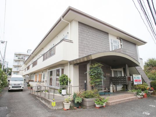 明るい外観の建物
