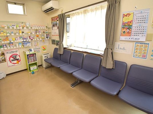 待合用ベンチのあるロビー  