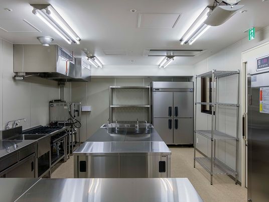 施設の写真 ステンレス製の本格的な調理器具がそろった広い厨房は整理整頓が行き届き、清潔感がある。