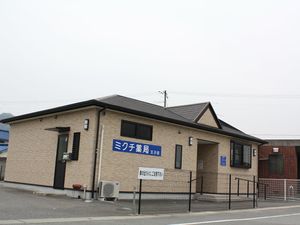 薬局のある建物外観  