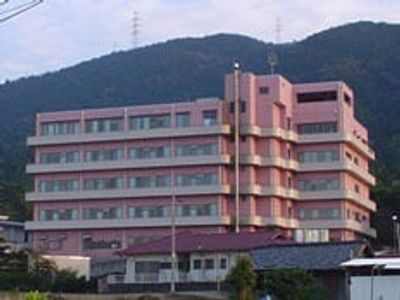 山を背にした建物外観