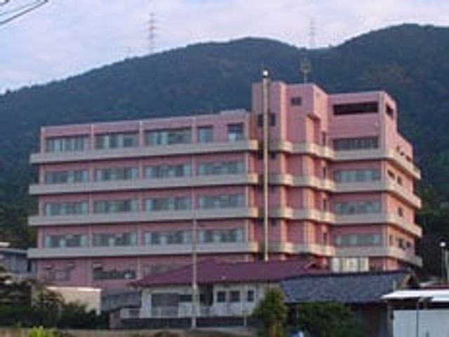山を背にした建物外観 外観 山の緑に囲まれた穏やかな環境の中にある施設です。スタッフにとっても働きやすい職場です。